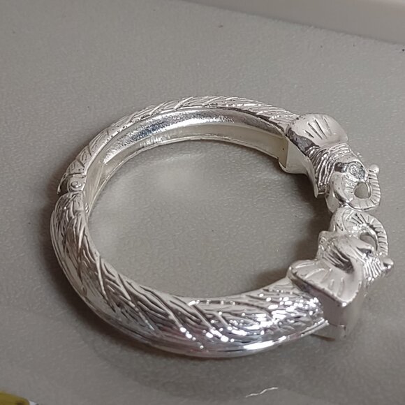 Nice 6.5 Inch Hinged Elephant Bracelet - Picture 1 of 5